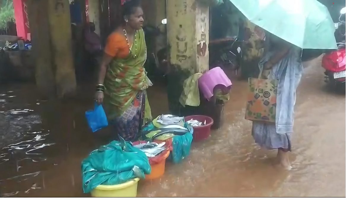Pernem Fish Market Flooded Amid Heavy Rain Highlighting Infrastructure Challenges in Goa Pernem Fish Market Flooded Amid Heavy Rain Highlighting Infrastructure Challenges in Goa