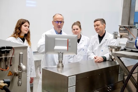MICROALGAE AS A SUSTAINABLE ALTERNATIVE TO FISH OIL IN SALMON FEEDS MICROALGAE AS A SUSTAINABLE ALTERNATIVE TO FISH OIL IN SALMON FEEDS