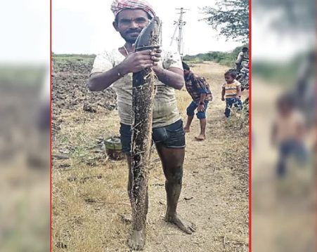 TELANGANA FARMER CATCHES GIANT FISH USING UNIQUE METHOD TELANGANA FARMER CATCHES GIANT FISH USING UNIQUE METHOD